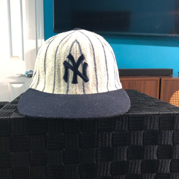 New York Yankees Cooperstown Fitted Hat 7 1/2 Pinstripe Navy Logo Vintage - Picture 1 of 5